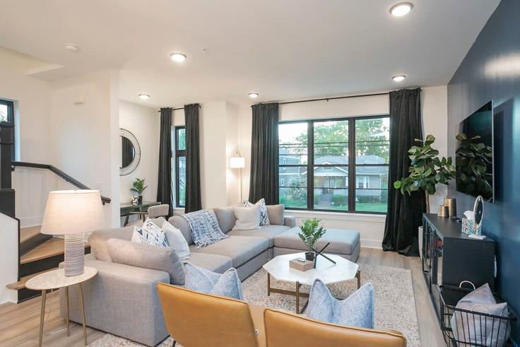 Elegante sala de estar con mobiliario moderno en un apartamento en Building Cleveland Street - epicbnb-llc - 1312354 - BNA en Nashville, Nashville