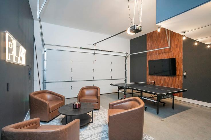 Nashville NashvilleのBuilding Napoleon Street - epicbnb-llc - 1312339 - BNAのアパートメントにある、モダンな家具を備えたエレガントなデザインのリビングルーム Nashville NashvilleのBuilding Napoleon Street - epicbnb-llc - 1312339 - BNAのアパートメントにある、モダンな家具を備えたエレガントなデザインのリビングルーム