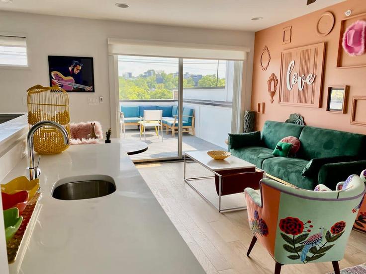 Elegante sala de estar con mobiliario moderno en un apartamento en Building 33rd Avenue North - epicbnb-llc - 1302198 - BNA en Nashville, Nashville