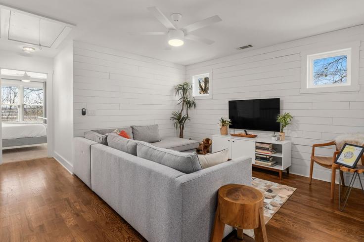 Elegant gestaltetes Wohnzimmer mit moderner Einrichtung in einer Wohnung im Building Veritas Street - epicbnb-llc - 1302209 - BNA in Nashville, Nashville Elegant gestaltetes Wohnzimmer mit moderner Einrichtung in einer Wohnung im Building Veritas Street - epicbnb-llc - 1302209 - BNA in Nashville, Nashville