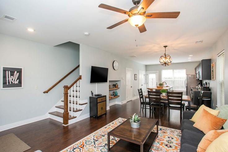 Nashville NashvilleのBuilding Stratford Avenue - epicbnb-llc - 1312367 - BNAのアパートメントにある、モダンな家具を備えたエレガントなデザインのリビングルーム