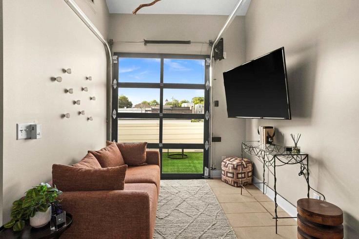 Nashville NashvilleのBuilding East Argyle Avenue - epicbnb-llc - 1312347 - BNAのアパートメントにある、モダンな家具を備えたエレガントなデザインのリビングルーム Nashville NashvilleのBuilding East Argyle Avenue - epicbnb-llc - 1312347 - BNAのアパートメントにある、モダンな家具を備えたエレガントなデザインのリビングルーム