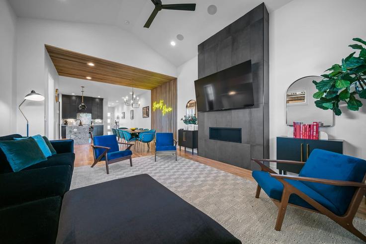 Elegant gestaltetes Wohnzimmer mit moderner Einrichtung in einer Wohnung im Building Buchanan Street - epicbnb-llc - 1312342 - BNA in Nashville, Nashville