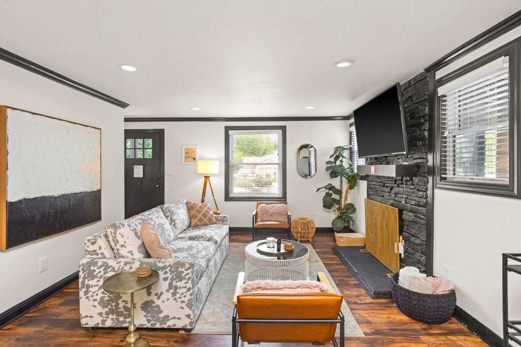 Nashville NashvilleのBuilding Ardee Avenue - epicbnb-llc - 1302204 - BNAのアパートメントにある、モダンな家具を備えたエレガントなデザインのリビングルーム