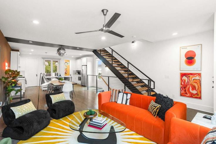 Nashville NashvilleのBuilding East Argyle Avenue - epicbnb-llc - 1312333 - BNAのアパートメントにある、モダンな家具を備えたエレガントなデザインのリビングルーム Nashville NashvilleのBuilding East Argyle Avenue - epicbnb-llc - 1312333 - BNAのアパートメントにある、モダンな家具を備えたエレガントなデザインのリビングルーム