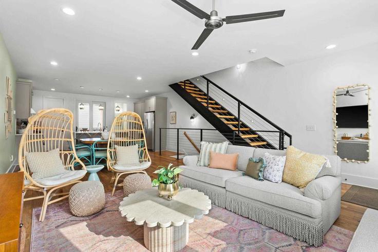Nashville NashvilleのBuilding East Argyle Avenue - epicbnb-llc - 1312341 - BNAのアパートメントにある、モダンな家具を備えたエレガントなデザインのリビングルーム Nashville NashvilleのBuilding East Argyle Avenue - epicbnb-llc - 1312341 - BNAのアパートメントにある、モダンな家具を備えたエレガントなデザインのリビングルーム