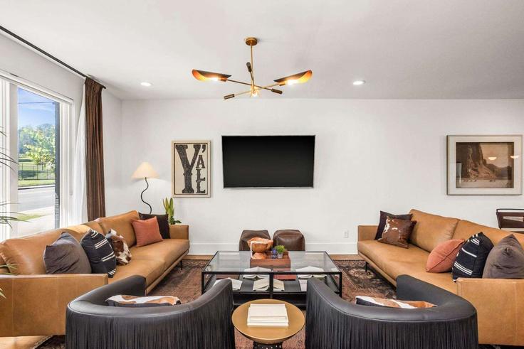 Nashville NashvilleのBuilding East Argyle Avenue - epicbnb-llc - 1312332 - BNAのアパートメントにある、モダンな家具を備えたエレガントなデザインのリビングルーム Nashville NashvilleのBuilding East Argyle Avenue - epicbnb-llc - 1312332 - BNAのアパートメントにある、モダンな家具を備えたエレガントなデザインのリビングルーム