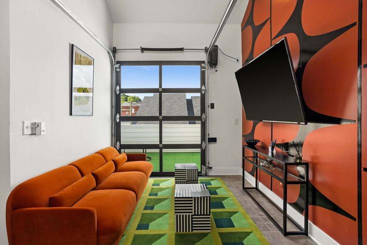 Nashville NashvilleのBuilding East Argyle Avenue - epicbnb-llc - 1312334 - BNAのアパートメントにある、モダンな家具を備えたエレガントなデザインのリビングルーム Nashville NashvilleのBuilding East Argyle Avenue - epicbnb-llc - 1312334 - BNAのアパートメントにある、モダンな家具を備えたエレガントなデザインのリビングルーム