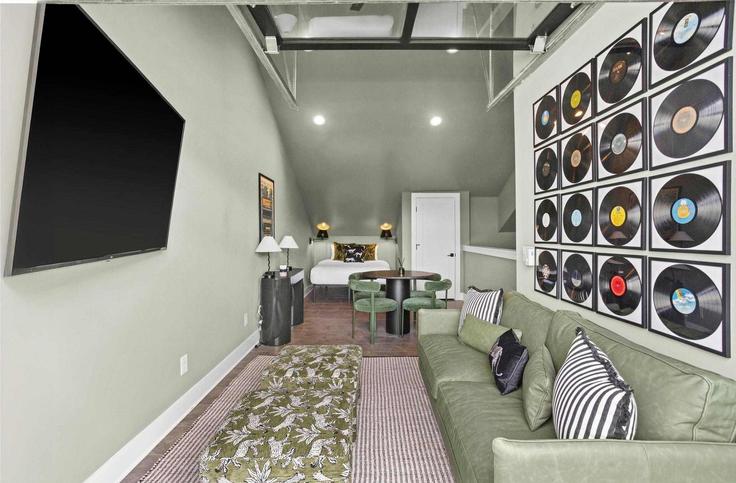 Nashville NashvilleのBuilding East Argyle Avenue - epicbnb-llc - 1312337 - BNAのアパートメントにある、モダンな家具を備えたエレガントなデザインのリビングルーム Nashville NashvilleのBuilding East Argyle Avenue - epicbnb-llc - 1312337 - BNAのアパートメントにある、モダンな家具を備えたエレガントなデザインのリビングルーム