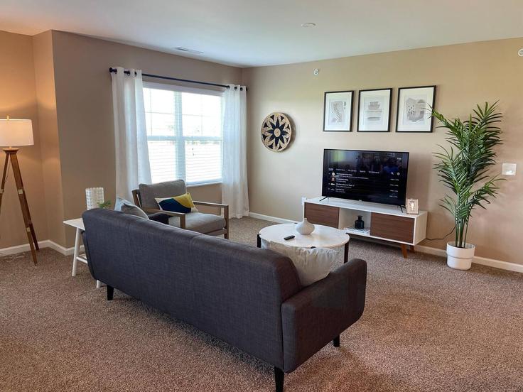 Salle de séjour élégante avec mobilier moderne dans un appartement à Building Holmes Street - epicurean-properties - 1257784 - USA à Hilliard, Hilliard Salle de séjour élégante avec mobilier moderne dans un appartement à Building Holmes Street - epicurean-properties - 1257784 - USA à Hilliard, Hilliard