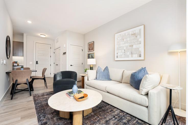 Elegant gestaltetes Wohnzimmer mit moderner Einrichtung in einer Wohnung im Building East Broad Street - epicurean-properties - 1281908 - USA in Columbus, Columbus