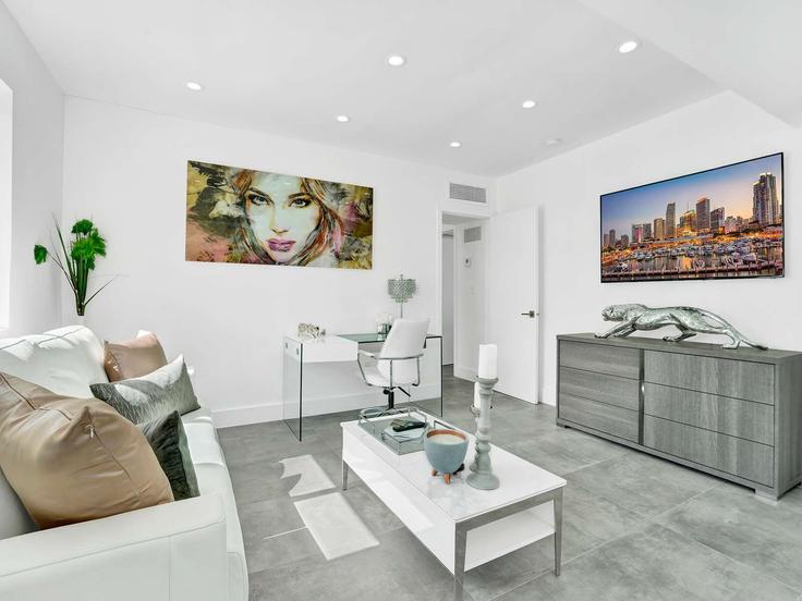 Sala de estar elegantemente projetada com móveis modernos em um apartamento no Building Buccaneer Avenue - escape - 1588582 em North Bay Village, North Bay Village