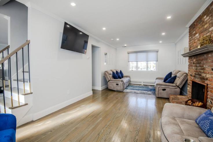 Sala de estar elegantemente projetada com móveis modernos em um apartamento no Building Smith Hill Road - eskp-luxury-escapes-llc - 1328114 em Airmont, Ramapo