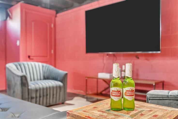 Elegant gestaltetes Wohnzimmer mit moderner Einrichtung in einer Wohnung im Building Smith Hill Road - eskp-luxury-escapes-llc - 1328115 in Airmont, Ramapo