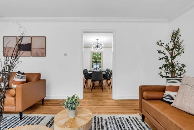 Elegante sala de estar con mobiliario moderno en un apartamento en Building Cherry Lane - eskp-luxury-escapes-llc - 1328118 en Airmont, Ramapo