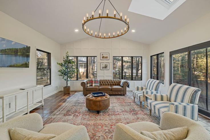 Elegant gestaltetes Wohnzimmer mit moderner Einrichtung in einer Wohnung im Building Viola Road - eskp-luxury-escapes-llc - 1328119 in Montebello, Ramapo