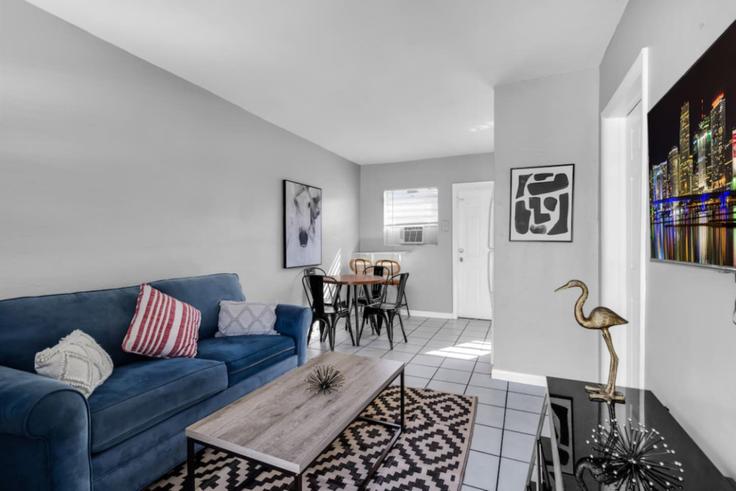 Sala de estar elegantemente projetada com móveis modernos em um apartamento no Building Southwest 5th Court - eskp-luxury-escapes-llc - 1341026 em Dania Beach, Dania Beach