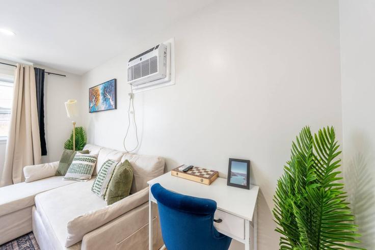 Salle de séjour élégante avec mobilier moderne dans un appartement à Building Adams Street - eskp-luxury-escapes-llc - 1355648 à Newark, Newark