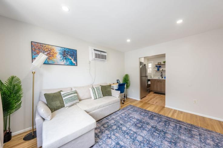 Newark, Newark에 위치한 Building Adams Street - eskp-luxury-escapes-llc - 1355648 유닛의 세련된 인테리어가 돋보이는 거실 Newark, Newark에 위치한 Building Adams Street - eskp-luxury-escapes-llc - 1355648 유닛의 세련된 인테리어가 돋보이는 거실
