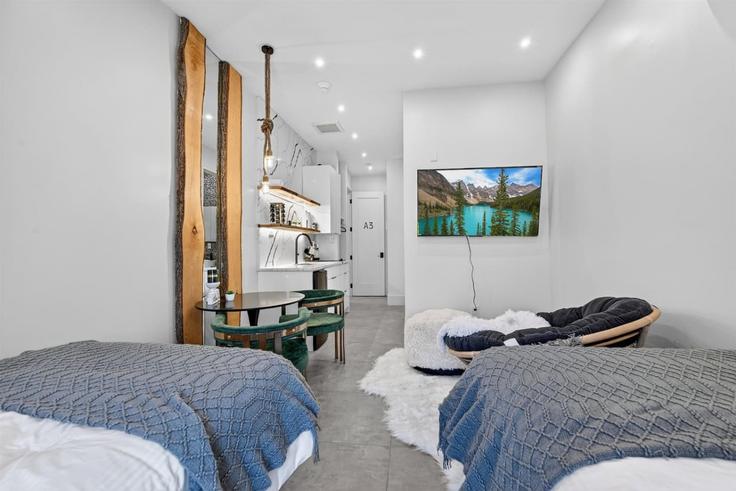 Elegante sala de estar con mobiliario moderno en un apartamento en Building Clove Road - eskp-luxury-escapes-llc - 1366355 en Mountain Lodge Park, Mountain Lodge Park