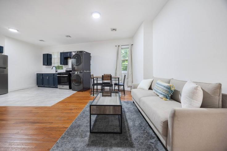 Newark, Newark에 위치한 Building South 14th Street - eskp-luxury-escapes-llc - 1539535 유닛의 세련된 인테리어가 돋보이는 거실 Newark, Newark에 위치한 Building South 14th Street - eskp-luxury-escapes-llc - 1539535 유닛의 세련된 인테리어가 돋보이는 거실