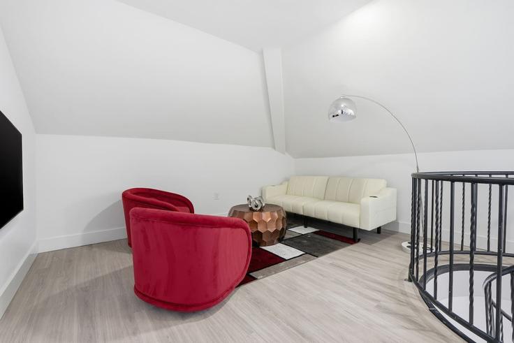 Newark, Newark에 위치한 Building Central Avenue - eskp-luxury-escapes-llc - 1570318 유닛의 세련된 인테리어가 돋보이는 거실 Newark, Newark에 위치한 Building Central Avenue - eskp-luxury-escapes-llc - 1570318 유닛의 세련된 인테리어가 돋보이는 거실