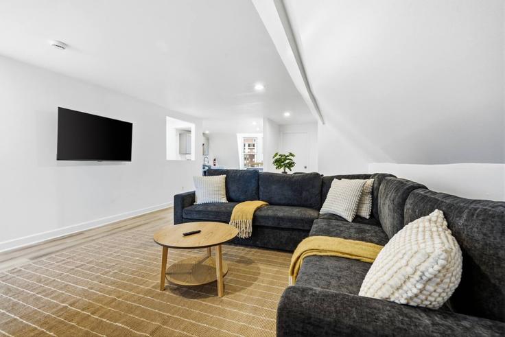 Elegante sala de estar con mobiliario moderno en un apartamento en Building Central Avenue - eskp-luxury-escapes-llc - 1627812 en East Orange, East Orange