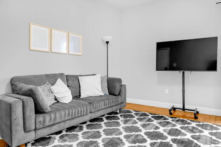 Newark, Newark에 위치한 Building South 14th Street - eskp-luxury-escapes-llc - 1628918 유닛의 세련된 인테리어가 돋보이는 거실 Newark, Newark에 위치한 Building South 14th Street - eskp-luxury-escapes-llc - 1628918 유닛의 세련된 인테리어가 돋보이는 거실
