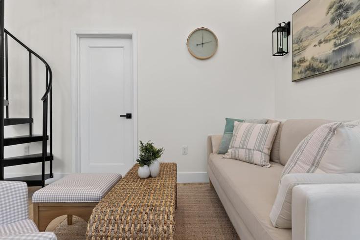 Sala de estar elegantemente projetada com móveis modernos em um apartamento no Building South Airmont Road - eskp-luxury-escapes-llc - 1630406 em Airmont, Ramapo