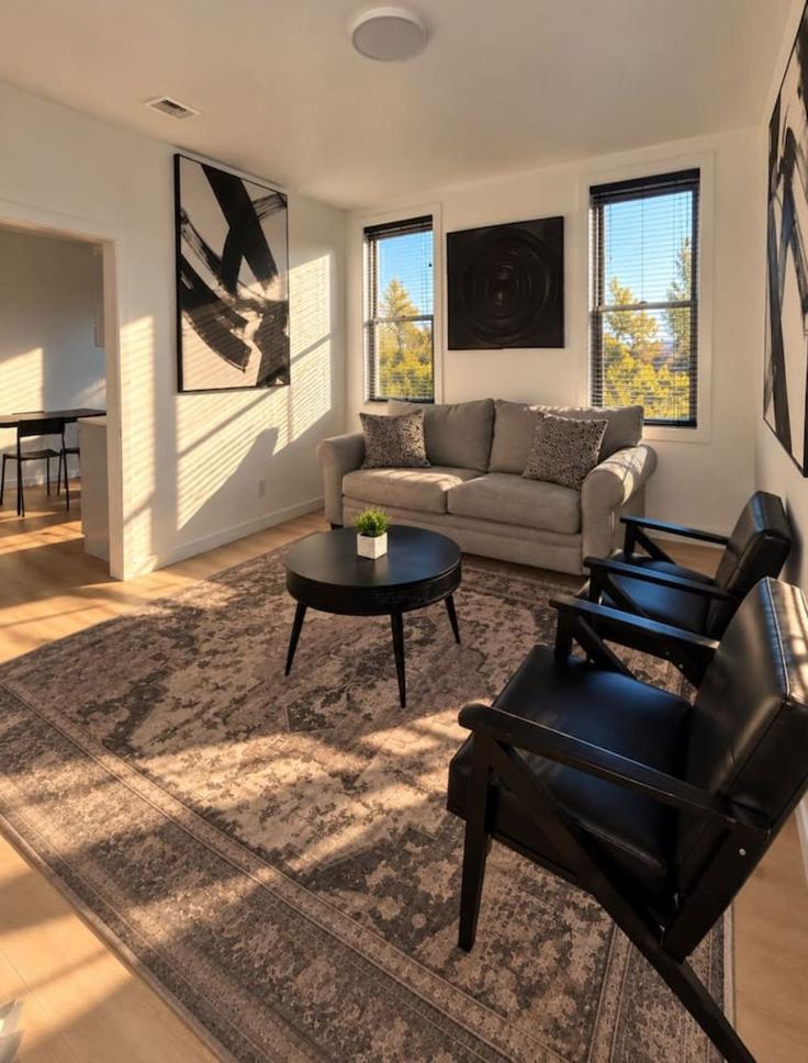 Elegante sala de estar con mobiliario moderno en un apartamento en Building Central Avenue - eskp-luxury-escapes-llc - 1647104 en East Orange, East Orange