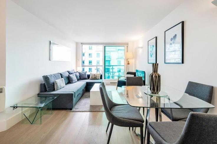 Salle de séjour élégante avec mobilier moderne dans un appartement à Building Saint George Wharf - estage-group - 1466392 à London Borough of Lambeth, London