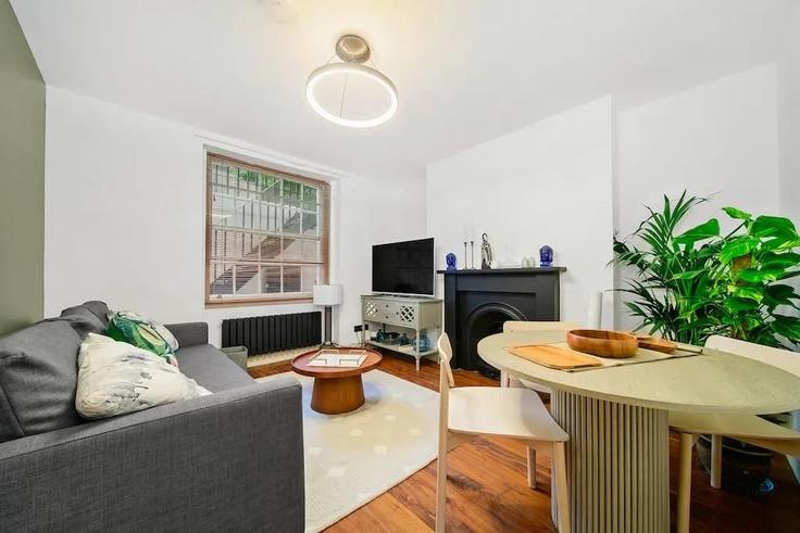 Building Stourcliffe Street - estage-group - 1258970 adresindeki bir dairede modern mobilyalarla zarif bir şekilde tasarlanmış oturma odası City of Westminster, London Building Stourcliffe Street - estage-group - 1258970 adresindeki bir dairede modern mobilyalarla zarif bir şekilde tasarlanmış oturma odası City of Westminster, London