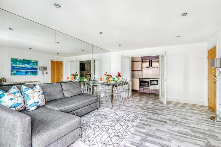 Sala de estar elegantemente projetada com móveis modernos em um apartamento no Building Albert Embankment - estage-group - 1563972 em London Borough of Lambeth, London