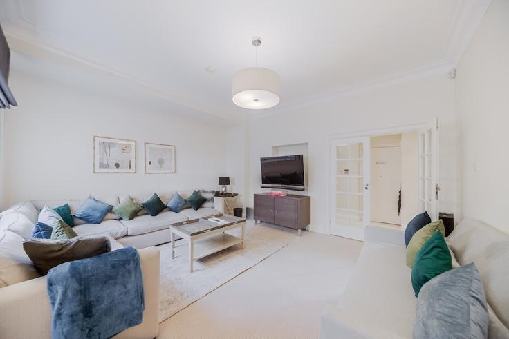 Sala de estar elegantemente projetada com móveis modernos em um apartamento no Building Park Street - estatesmen-ltd - 1625846 em City of Westminster, London Sala de estar elegantemente projetada com móveis modernos em um apartamento no Building Park Street - estatesmen-ltd - 1625846 em City of Westminster, London