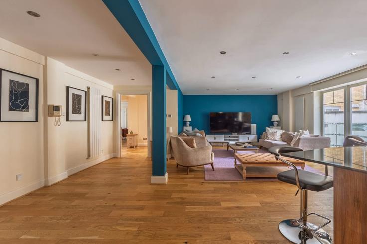 Elegant gestaltetes Wohnzimmer mit moderner Einrichtung in einer Wohnung im Building Hampden Gurney Street - estatesmen-ltd - 1625843 in City of Westminster, London Elegant gestaltetes Wohnzimmer mit moderner Einrichtung in einer Wohnung im Building Hampden Gurney Street - estatesmen-ltd - 1625843 in City of Westminster, London