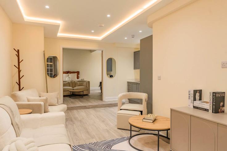 Sala de estar elegantemente projetada com móveis modernos em um apartamento no Building Dering Street - estatesmen-ltd - 1625499 em City of Westminster, London Sala de estar elegantemente projetada com móveis modernos em um apartamento no Building Dering Street - estatesmen-ltd - 1625499 em City of Westminster, London