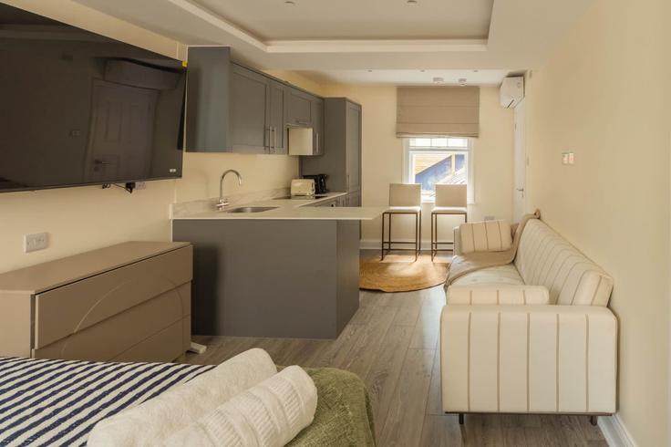 Sala de estar elegantemente projetada com móveis modernos em um apartamento no Building Dering Street - estatesmen-ltd - 1625831 em City of Westminster, London Sala de estar elegantemente projetada com móveis modernos em um apartamento no Building Dering Street - estatesmen-ltd - 1625831 em City of Westminster, London