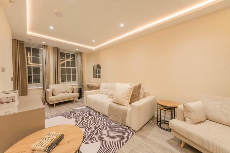 Building Dering Street - estatesmen-ltd - 1625499 adresindeki bir dairede modern mobilyalarla zarif bir şekilde tasarlanmış oturma odası City of Westminster, London