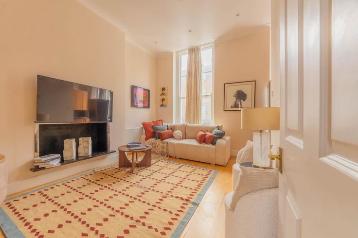 Sala de estar elegantemente projetada com móveis modernos em um apartamento no Building Upper Berkeley Street - estatesmen-ltd - 1625585 em City of Westminster, London Sala de estar elegantemente projetada com móveis modernos em um apartamento no Building Upper Berkeley Street - estatesmen-ltd - 1625585 em City of Westminster, London
