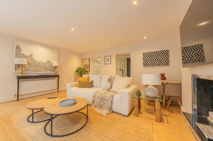 Elegant gestaltetes Wohnzimmer mit moderner Einrichtung in einer Wohnung im Building Upper Berkeley Street - estatesmen-ltd - 1625834 in City of Westminster, London Elegant gestaltetes Wohnzimmer mit moderner Einrichtung in einer Wohnung im Building Upper Berkeley Street - estatesmen-ltd - 1625834 in City of Westminster, London