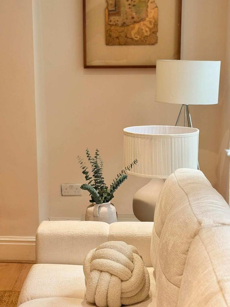 Elegant gestaltetes Wohnzimmer mit moderner Einrichtung in einer Wohnung im Building Upper Berkeley Street - estatesmen-ltd - 1625833 in City of Westminster, London Elegant gestaltetes Wohnzimmer mit moderner Einrichtung in einer Wohnung im Building Upper Berkeley Street - estatesmen-ltd - 1625833 in City of Westminster, London
