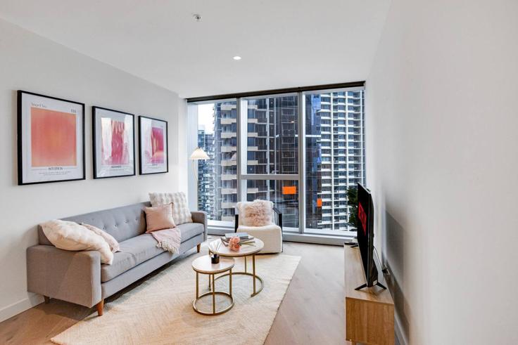 Sala de estar elegantemente projetada com móveis modernos em um apartamento no Building Lonsdale Street - eureka-stays - 1465394 em Melbourne, Melbourne Sala de estar elegantemente projetada com móveis modernos em um apartamento no Building Lonsdale Street - eureka-stays - 1465394 em Melbourne, Melbourne
