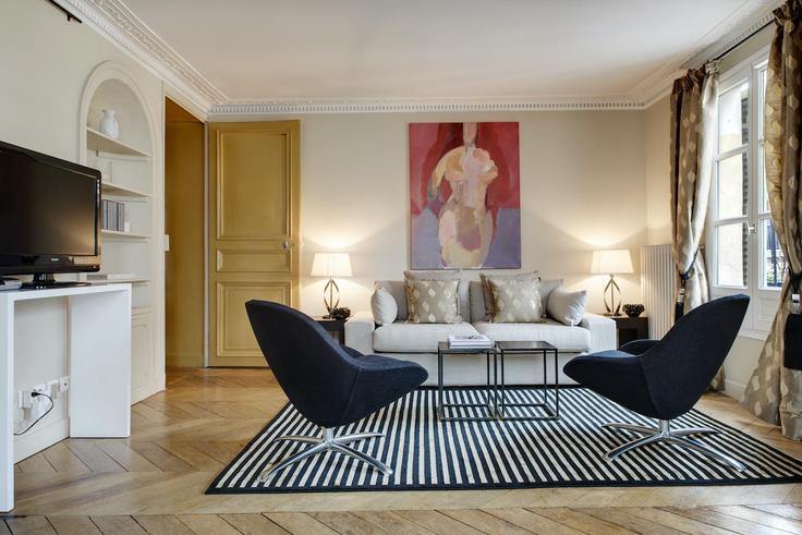 Building Rue Sainte-Anne - europea-residences - 1302554 - PAR adresindeki bir dairede modern mobilyalarla zarif bir şekilde tasarlanmış oturma odası 2nd arrondissement, Paris
