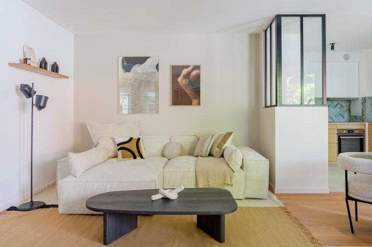 Elegant gestaltetes Wohnzimmer mit moderner Einrichtung in einer Wohnung im Building Rue de Verdun - europea-residences - 1302551 - PAR in Suresnes, Suresnes Elegant gestaltetes Wohnzimmer mit moderner Einrichtung in einer Wohnung im Building Rue de Verdun - europea-residences - 1302551 - PAR in Suresnes, Suresnes