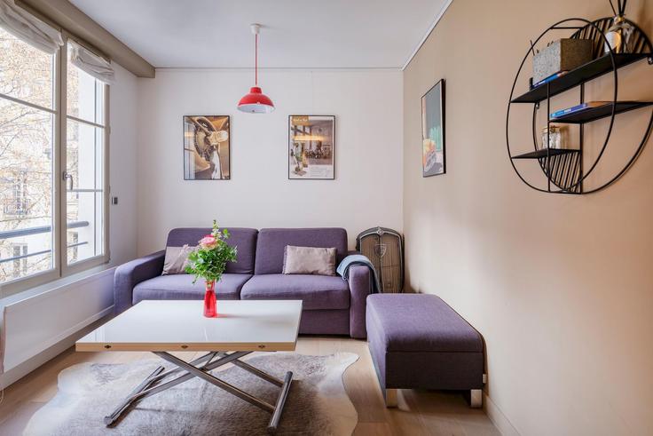 Salle de séjour élégante avec mobilier moderne dans un appartement à Building Rue de Jarente - europea-residences - 1302550 - PAR à 3rd arrondissement, Paris
