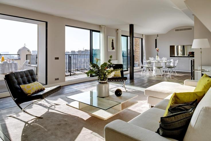 Salle de séjour élégante avec mobilier moderne dans un appartement à Building Rue Papin - europea-residences - 1312072 - PAR à 3rd arrondissement, Paris