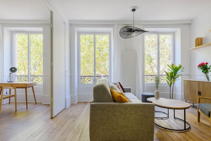 Elegante sala de estar con mobiliario moderno en un apartamento en Building Avenue Percier - europea-residences - 1321364 en 8th arrondissement, Paris Elegante sala de estar con mobiliario moderno en un apartamento en Building Avenue Percier - europea-residences - 1321364 en 8th arrondissement, Paris
