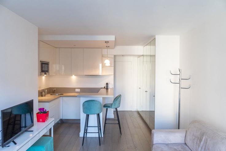 Paris 7th arrondissementのBuilding Rue Amélie - europea-residences - 1507357のアパートメントにある、モダンな家具を備えたエレガントなデザインのリビングルーム Paris 7th arrondissementのBuilding Rue Amélie - europea-residences - 1507357のアパートメントにある、モダンな家具を備えたエレガントなデザインのリビングルーム