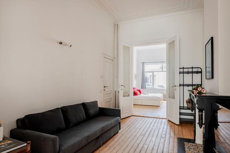 Ixelles, Ixelles에 위치한 Building Rue de l'Arbre Bénit - europea-residences - 1698128 유닛의 세련된 인테리어가 돋보이는 거실 Ixelles, Ixelles에 위치한 Building Rue de l'Arbre Bénit - europea-residences - 1698128 유닛의 세련된 인테리어가 돋보이는 거실