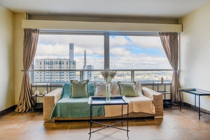 Salle de séjour élégante avec mobilier moderne dans un appartement à Building Rue Emeriau - europea-residences - 1460781 à 15th arrondissement, Paris